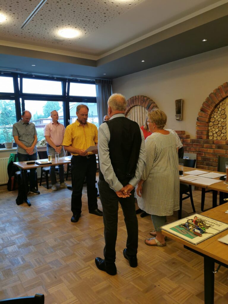 Erste Amtshandlung von BGM Andreas Doose, Vereidigung von Frau Andrea Pfennig und Herrn Jürgen Sievers. Foto: Herma Henning